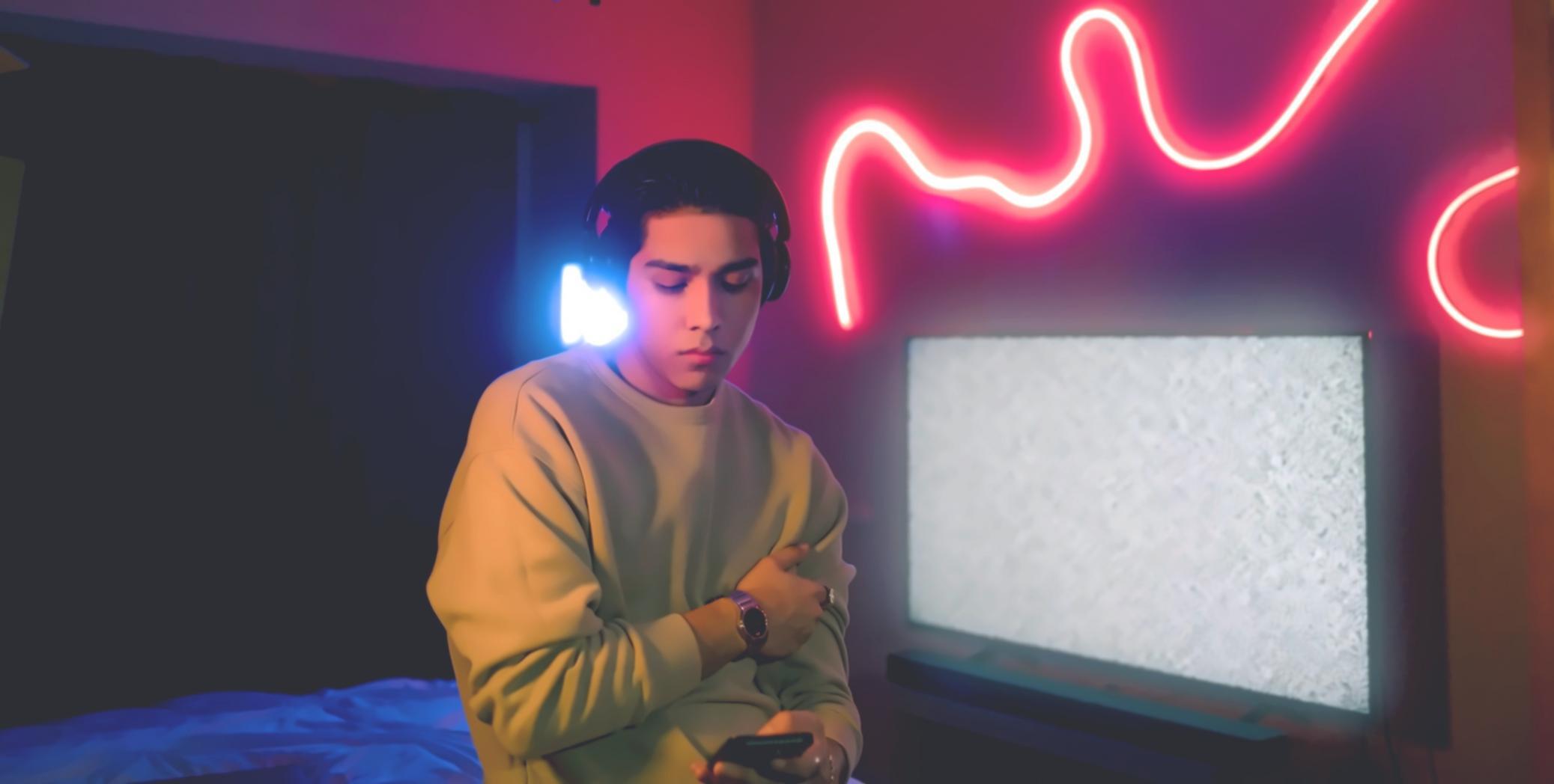 Studio di produzione musicale con attrezzature professionali