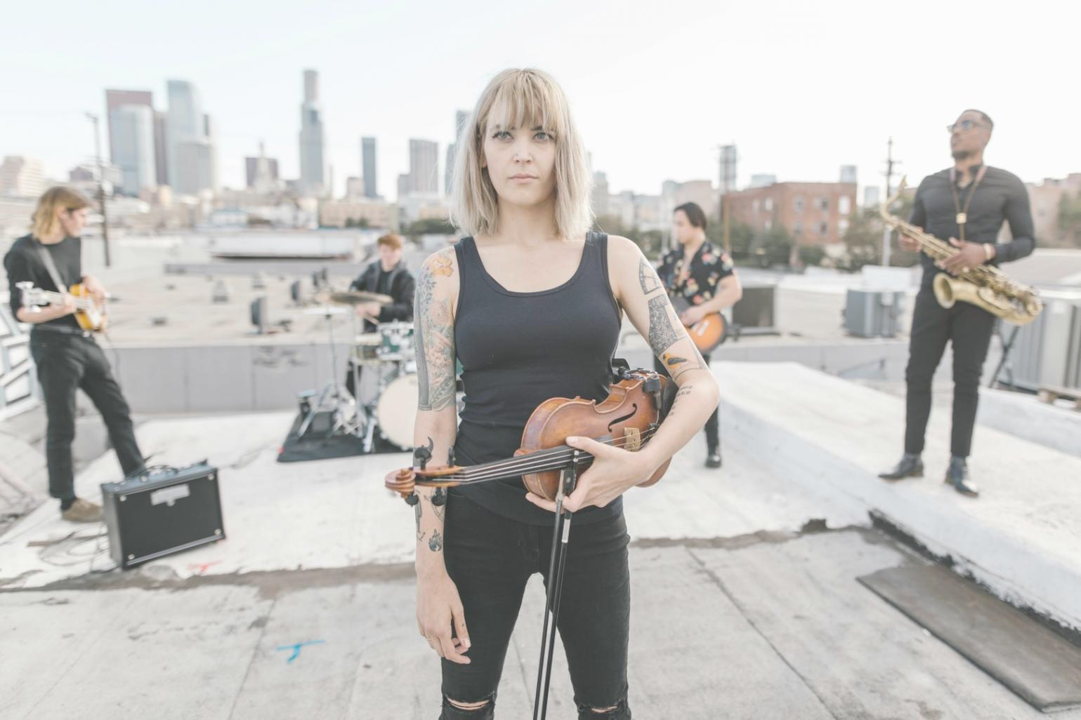 Ambiente di produzione musicale con strumentazione elettronica