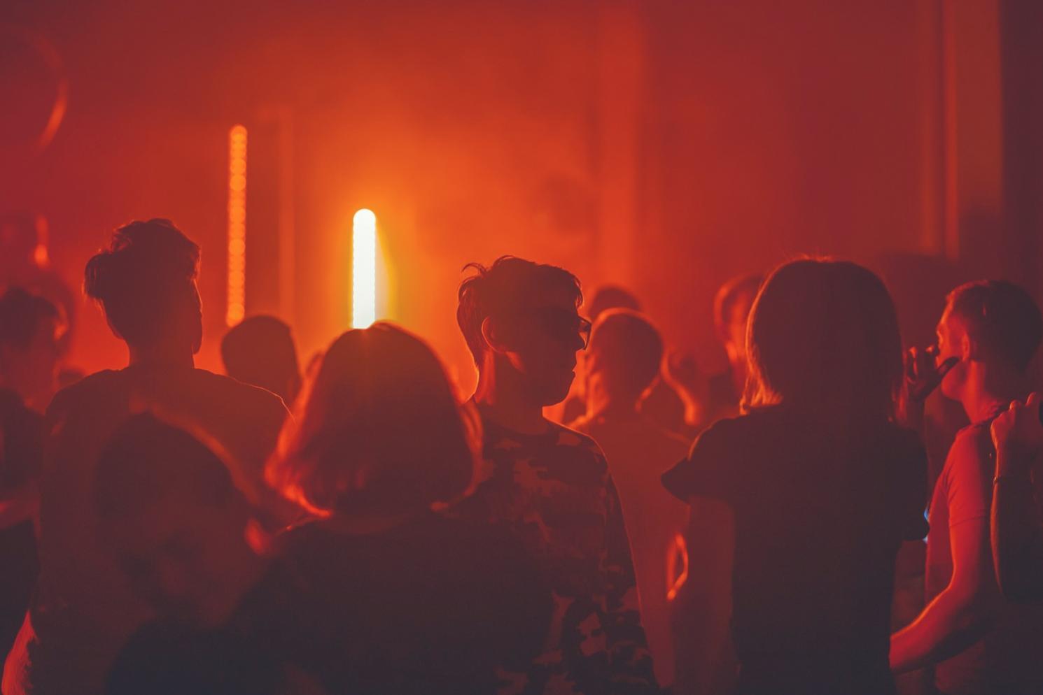 Workstation di produzione musicale con mixer e software DAW