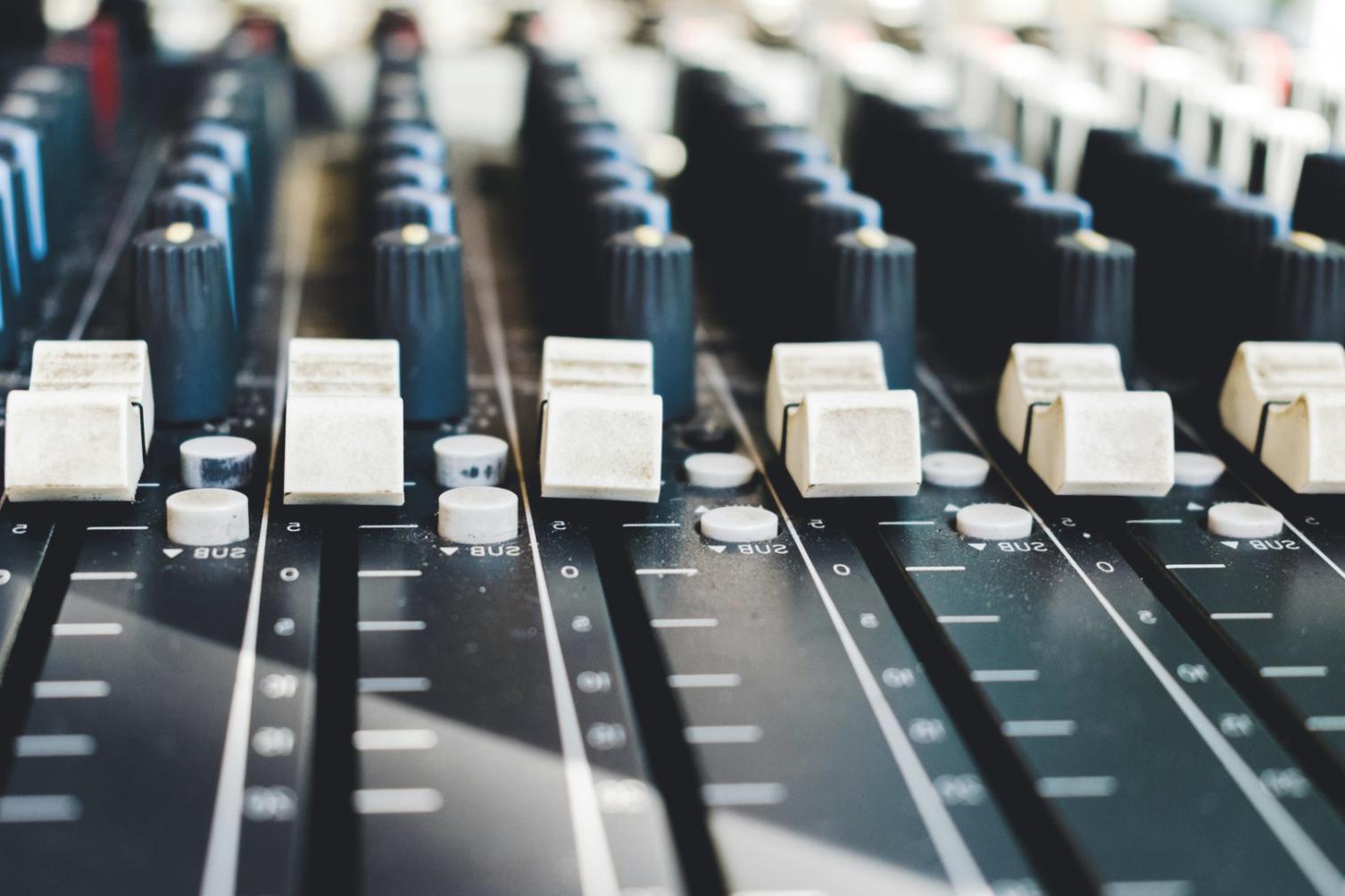 Processo di registrazione e composizione musicale in ambiente studio