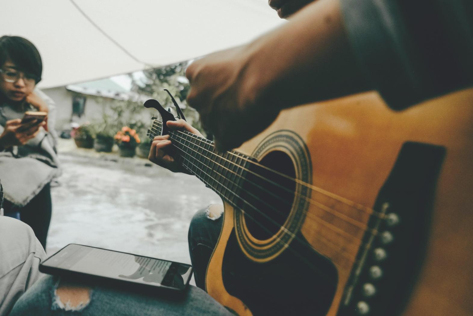 Produzione musicale in studio con strumenti digitali e controller MIDI