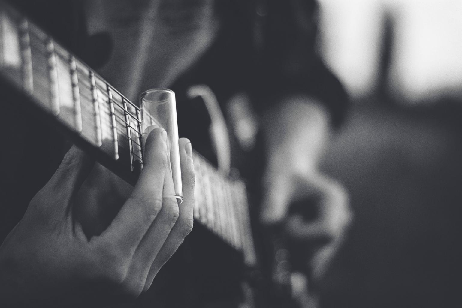 Sessione di mixing audio con equalizzazione e controlli di dinamica